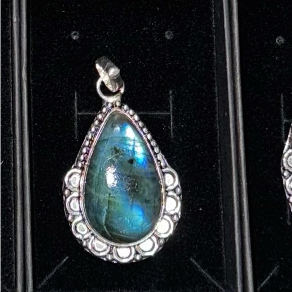 LABRADORITE PENDANT NECKLACE